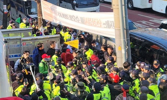 헌재 앞 시위대를 강제해산하는 경찰