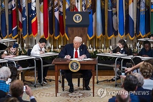 연방 교육부 해체 서명하는 트럼프