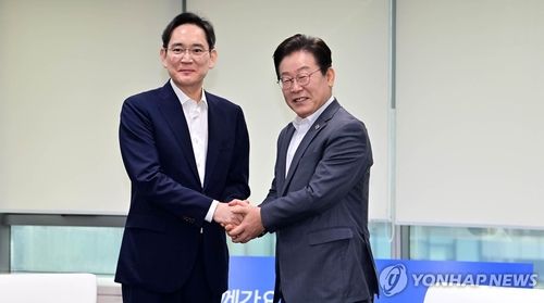 악수하는 이재명 대표와 이재용 회장