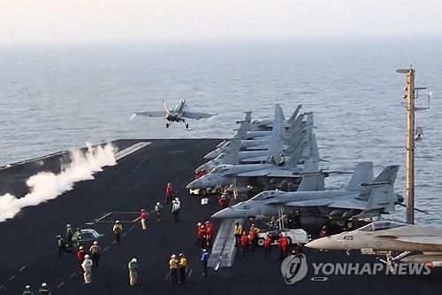 홍해의 미 해군 항모 해리 트루먼호 모습