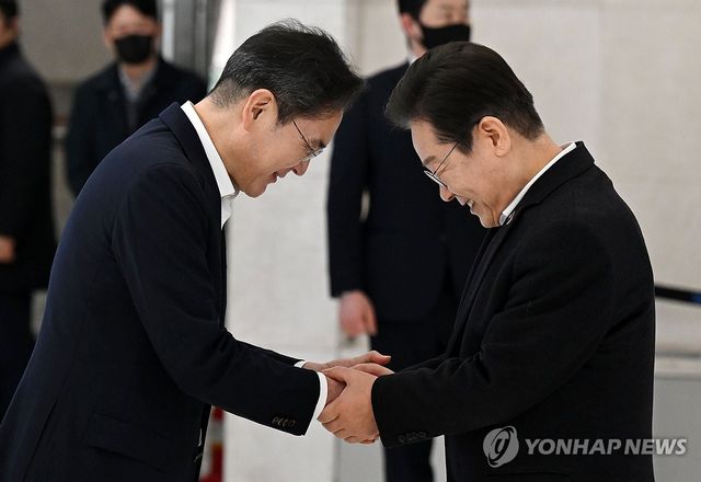 악수하는 이재용-이재명