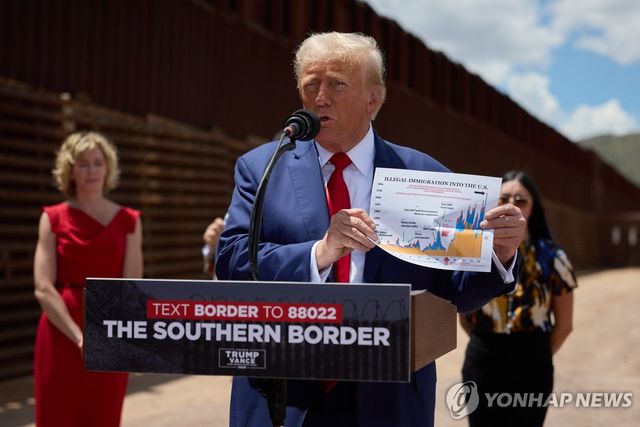 지난해 8월 남부 국경을 방문한 도널드 트럼프 미국 대통령. [EPA=연합뉴스 자료사진]