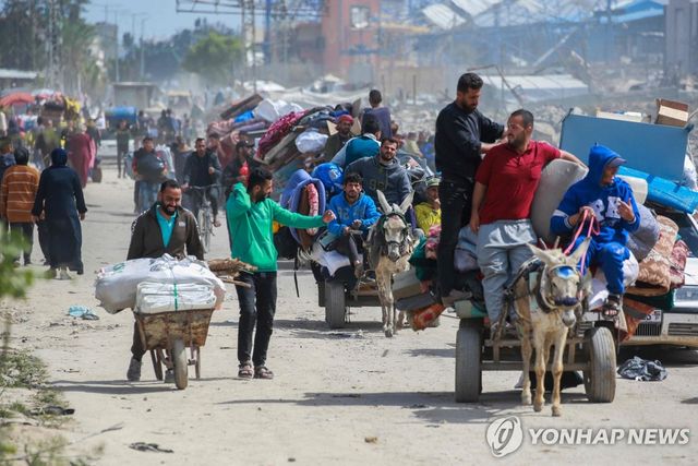 가자지구 북부 베이트 하눈에서 피란하는 주민들