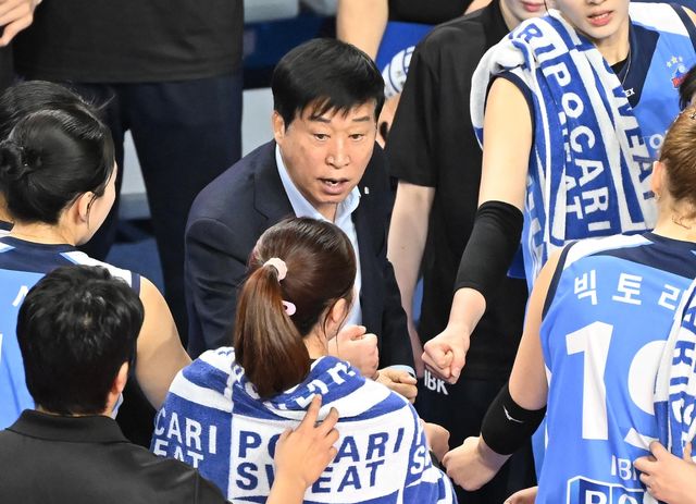 작전 지시하는 김호철 기업은행 감독(중앙)