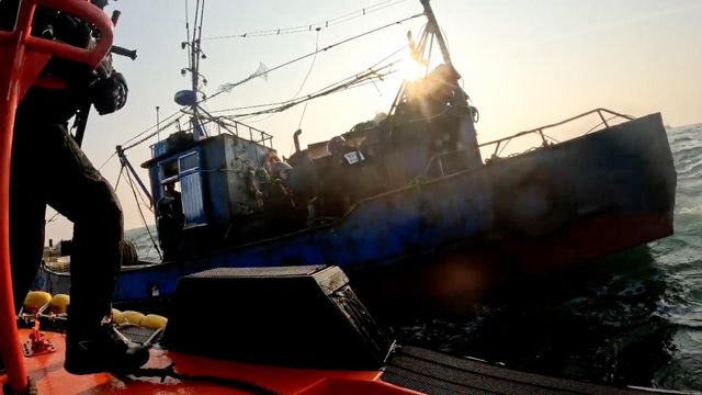 불법조업 중국어선에 등선하는 해경 