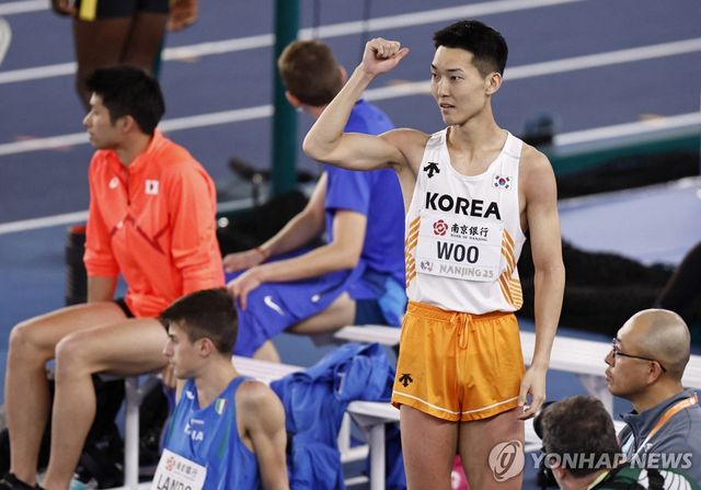 높이를 확인하는 우상혁