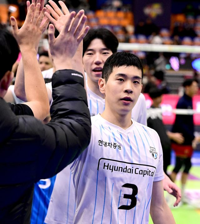 현대캐피탈의 세터 황승빈(앞)