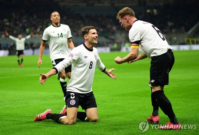 골 넣고 기뻐하는 고레츠카