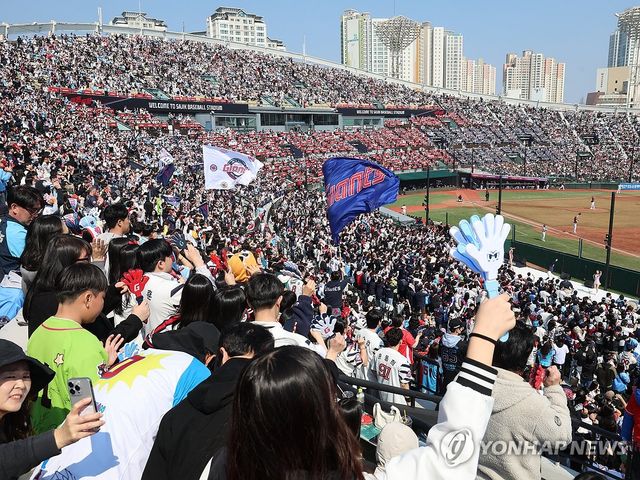 시범경기, 구름 관중