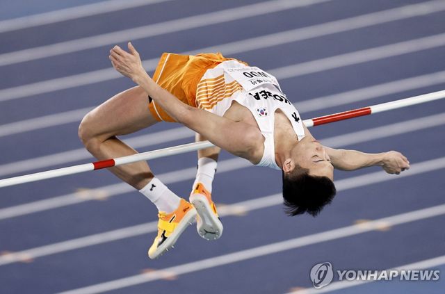 바를 넘는 우상혁