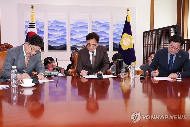 18년 만의 연금개혁 합의문에 서명