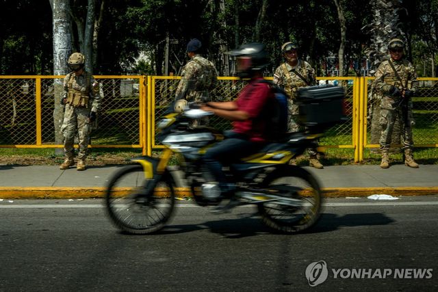 페루 리마 거리에 배치된 장병들