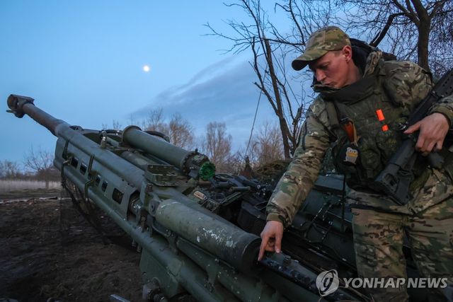 쿠르스크에서 우크라이나군의 미제 야포를 노획한 러시아군 병사