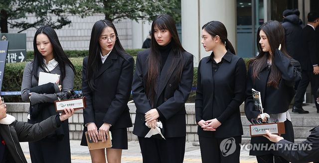 법정출석 마치고 질문에 답하는 뉴진스(NJZ)