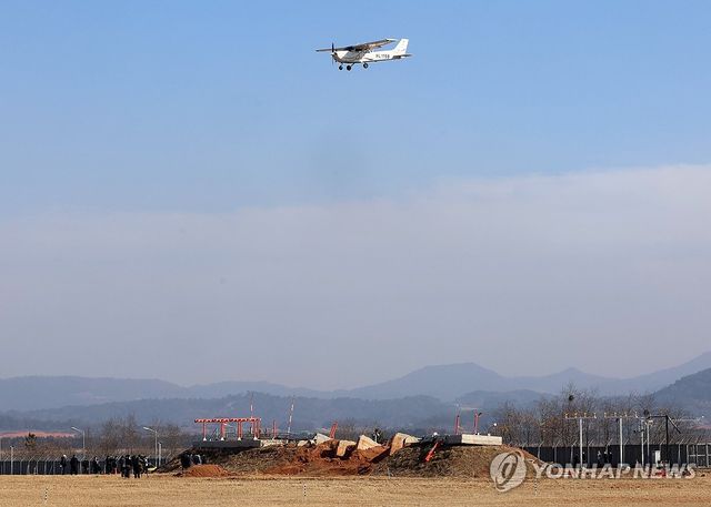 무안공항 로컬라이저 지나는 훈련기