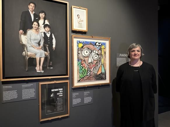 아카데미영화박물관의 '디렉터스 인스퍼레이션: 봉준호' 전시장 내부와 큐레이터 