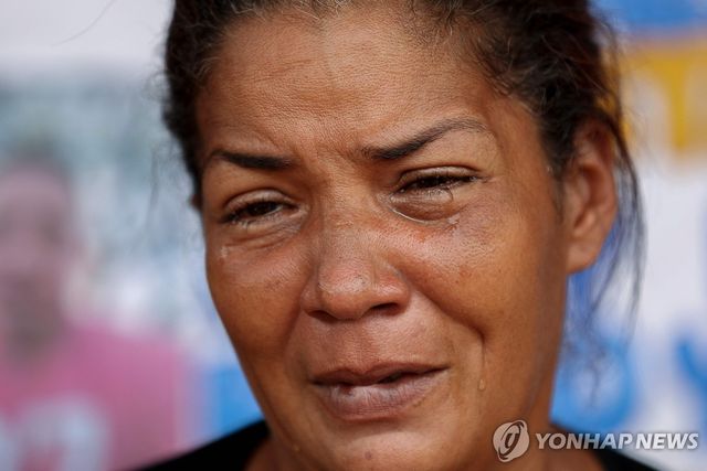 엘살바도르로 추방된 아들 소식에 눈물 흘리는 베네수엘라 여성