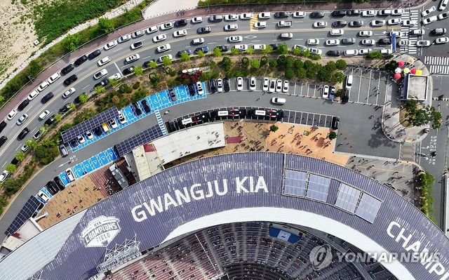 만원 관중으로 야구장 주변 도로 혼잡