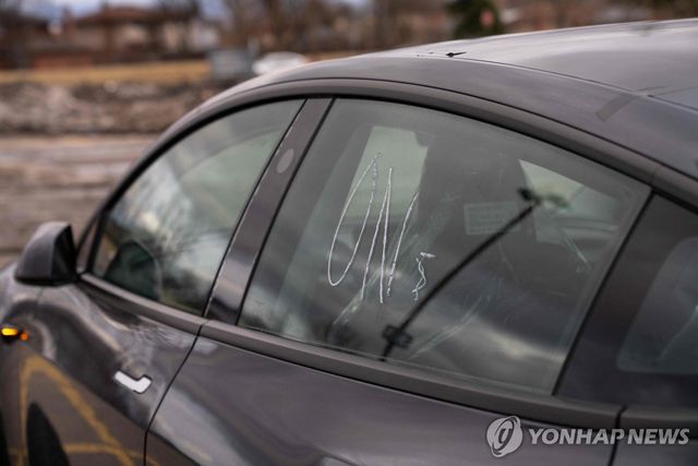 지난 20일 캐나다의 한 주차장에 있는 테슬라 차량에 낙서와 흠집이 나 있는 모습