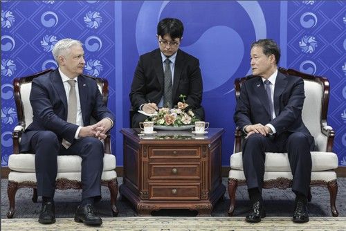 드미트로 포노마렌코 주한우크라이나대사와 김영호 통일부 장관 