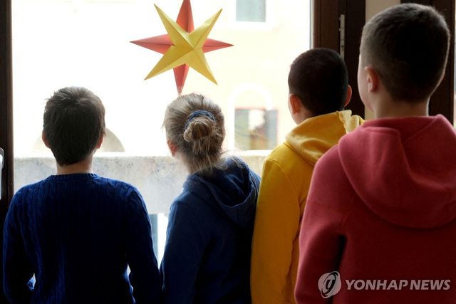 이탈리아 베네치아의 유치원에서 창밖 바라보는 아이들