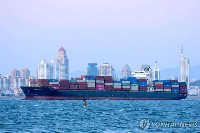 중국 항만의 화물선