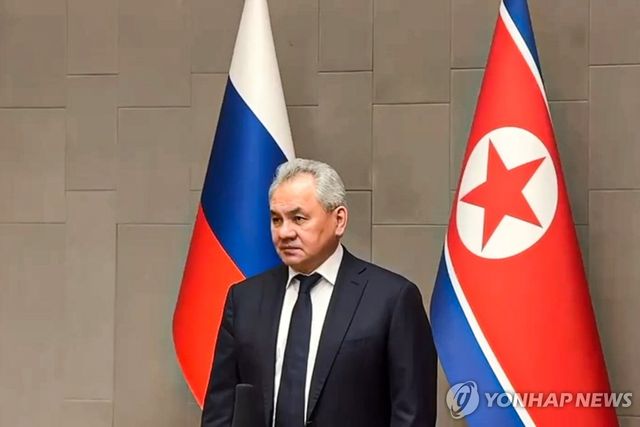 김정은과 만난 뒤 발표하는 쇼이구 러시아 국가안보회의 서기