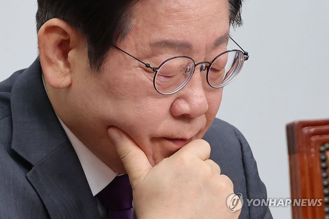 생각에 잠긴 이재명 대표