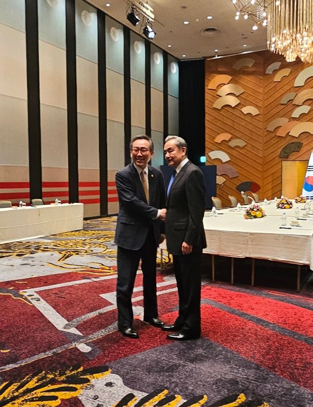 조태열 외교부 장관과 왕이 외교부장