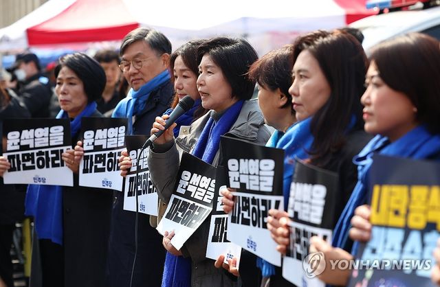 '계란 봉변이 아닌 테러' 계란 투척 사건 관련 규탄 기자회견하는 민주당