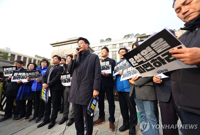 헌재 앞 민주당 산자위-농해수위 위원 기자회견