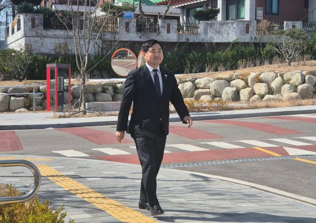 법원 들어오는 더불어민주당 강원특별자치도당 위원장