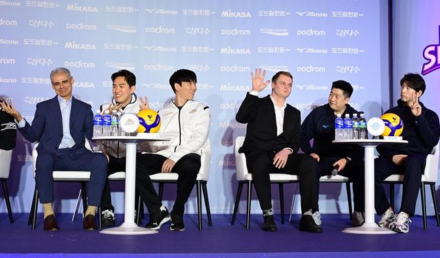 프로배구 포스트시즌 미디어데이 참석한 KB손보와 대한항공 감독과 선수들