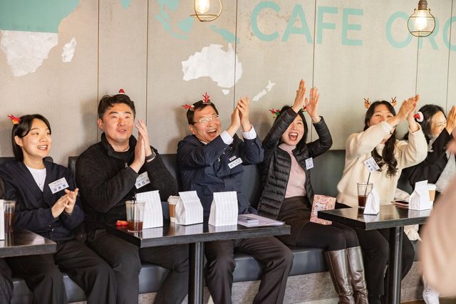 생일을 맞은 직원들을 축하하는 김경호 구청장(왼쪽 3번째)