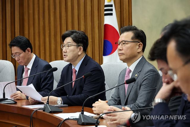 발언하는 권성동 원내대표