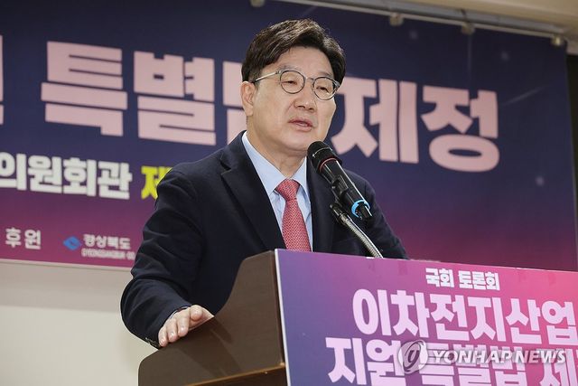 발언하는 권성동 원내대표