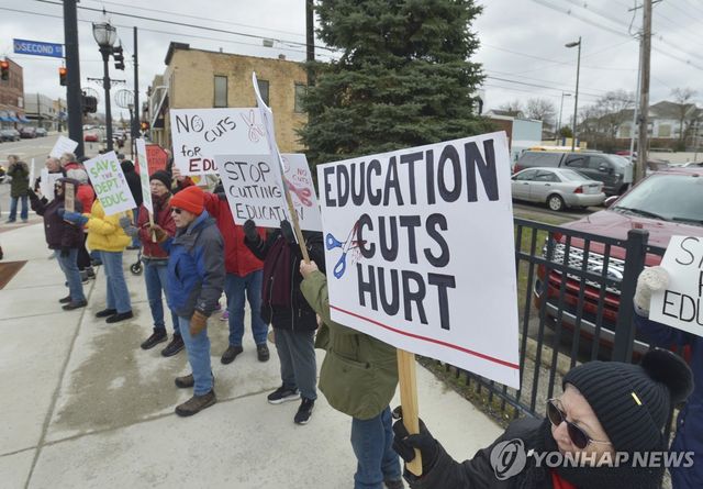 트럼프 교육부 폐지 반대 시위