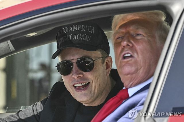 지난 11일 백악관에서 테슬라차 시승한 일론 머스크 테슬라 최고경영자와 도널드 트럼프 미국 대통령