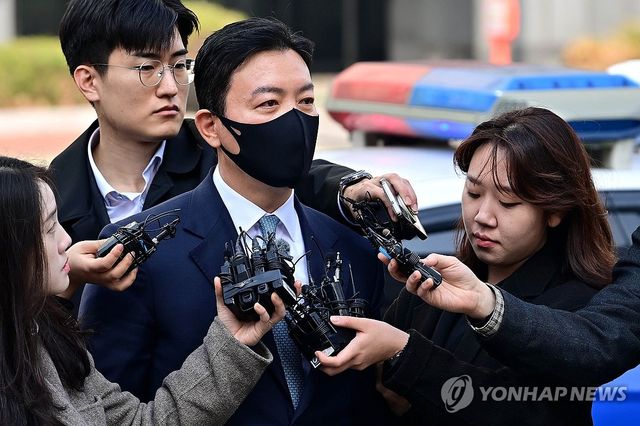 취재진 질문에 답하는 김성훈 대통령경호처 경호차장