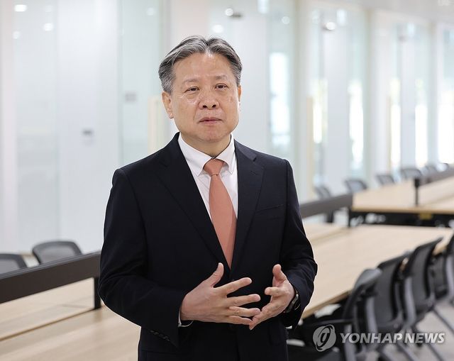 질문에 답하는 임영석 울산대 의과대학장