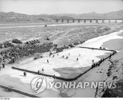 한국전 당시 임진강서 아이스하키 즐기는 캐나다 군인