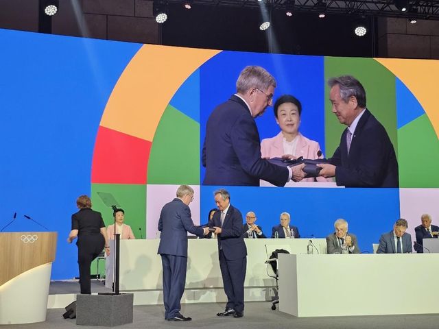 바흐 IOC 위원장으로부터 감사패 받는 이기흥 전 체육회장(오른쪽)