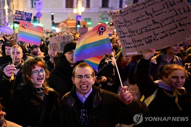 헝가리 부다페스트에서 열린 성소수자 행진 금지법 반대 시위
