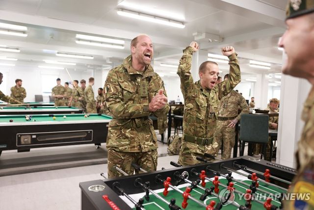 병사들과 게임 즐기는 왕세자