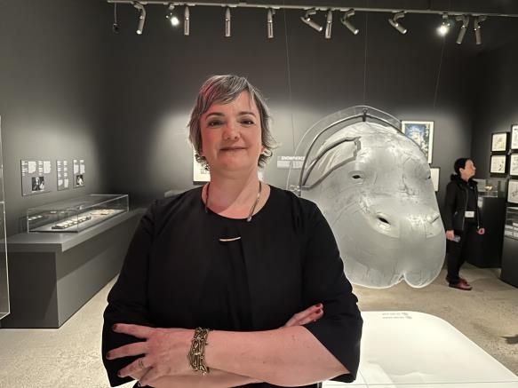 아카데미영화박물관의 '디렉터스 인스퍼레이션: 봉준호' 전시장 내부와 큐레이터