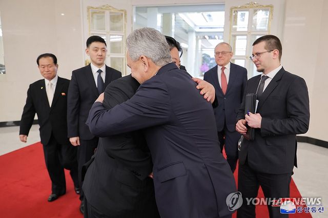 북한 김정은, 쇼이구 러 국가안보회의 서기 접견