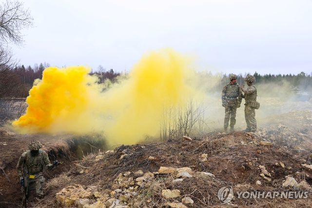 훈련 중 병사와 대화하는 왕세자