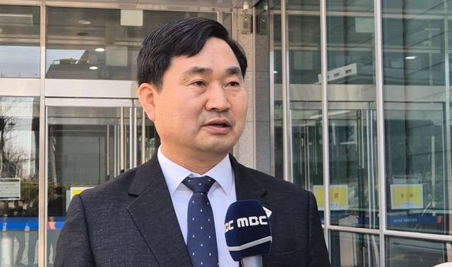 재판 마친 더불어민주당 강원특별자치도당 위원장