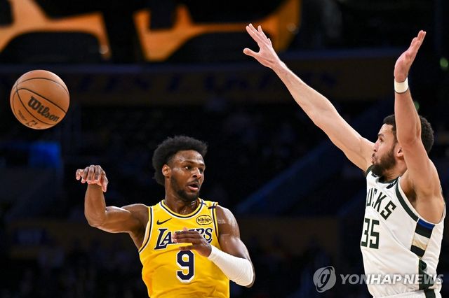 패스하는 브로니 제임스