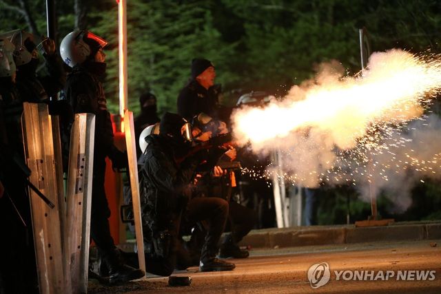 시위대에 최루탄 쏘는 튀르키예 경찰